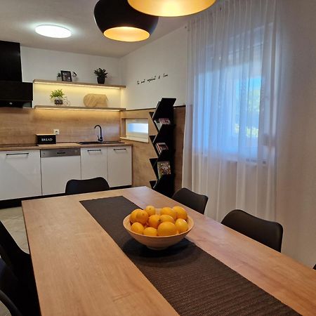 Beautiful Holiday Home "Villa Luka" Kaštel Štafilić Esterno foto