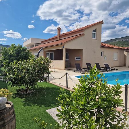 Beautiful Holiday Home "Villa Luka" Kaštel Štafilić Esterno foto