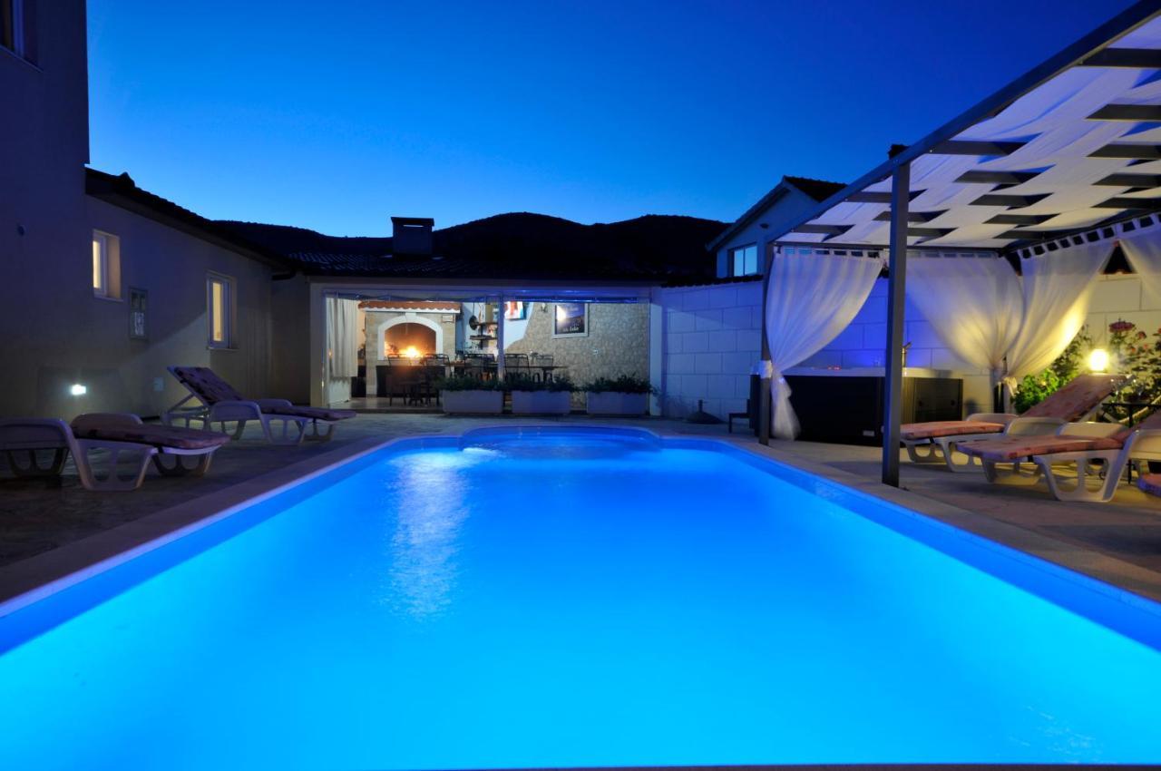 Beautiful Holiday Home "Villa Luka" Kaštel Štafilić Esterno foto