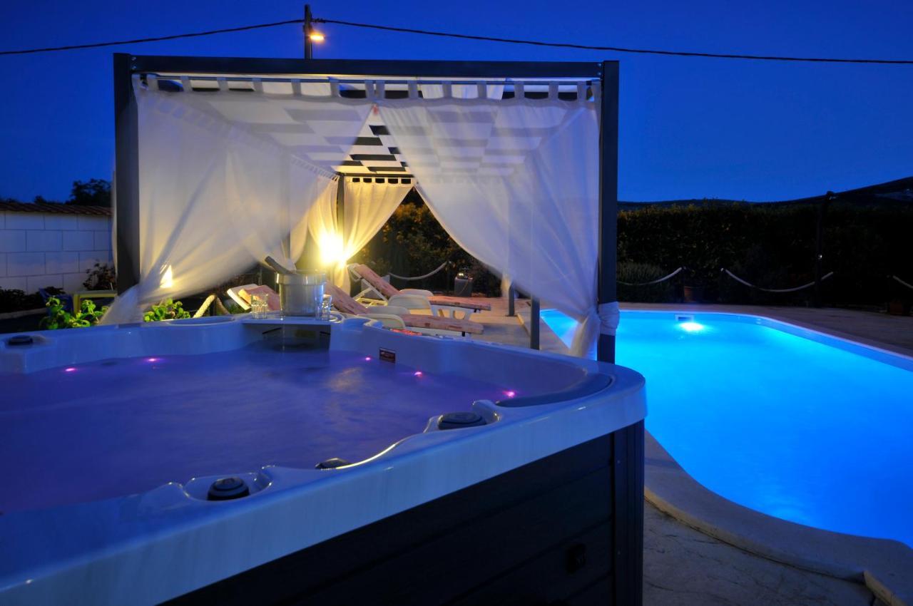 Beautiful Holiday Home "Villa Luka" Kaštel Štafilić Esterno foto