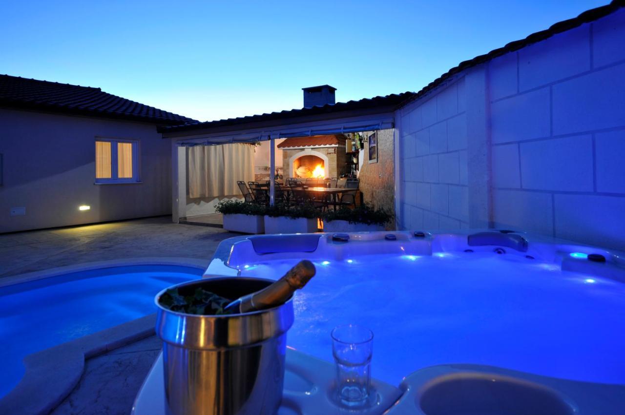 Beautiful Holiday Home "Villa Luka" Kaštel Štafilić Esterno foto