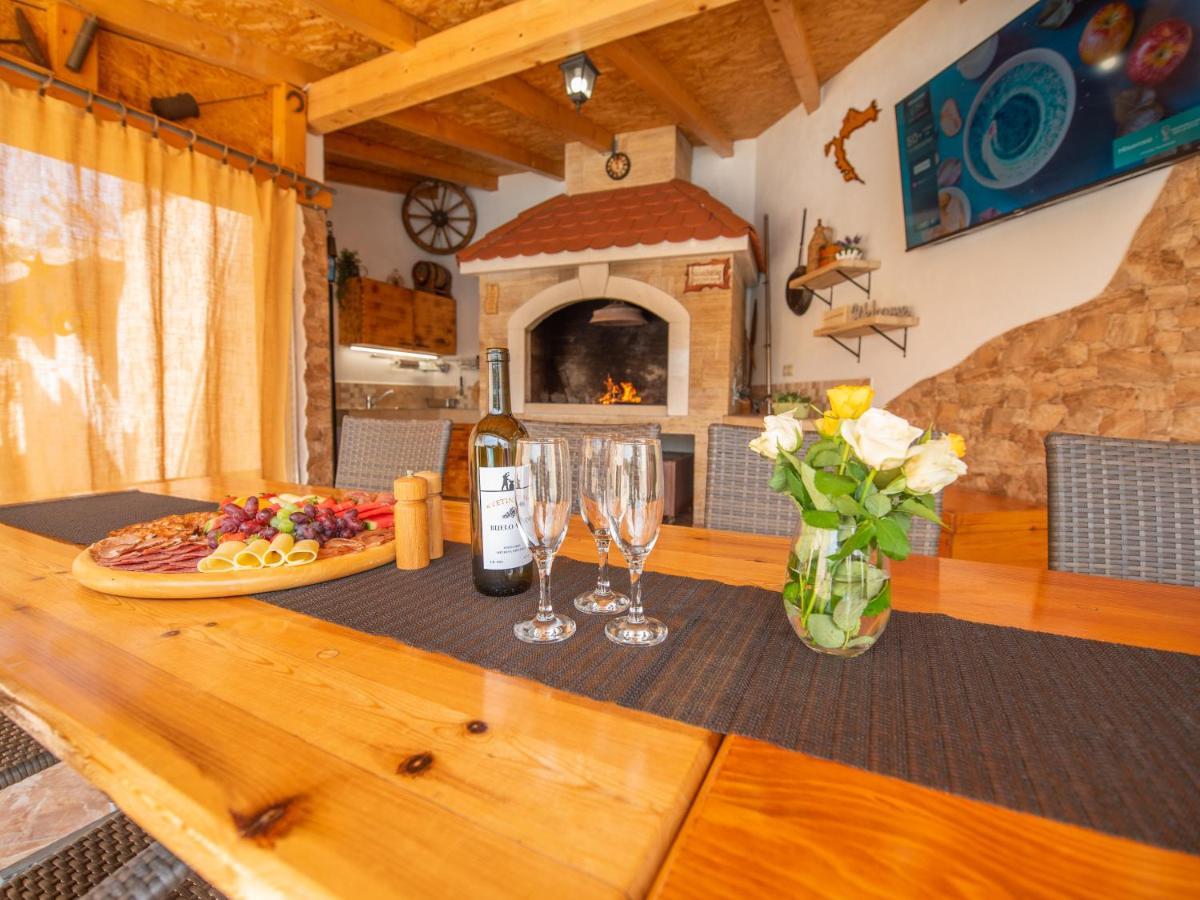 Beautiful Holiday Home "Villa Luka" Kaštel Štafilić Esterno foto