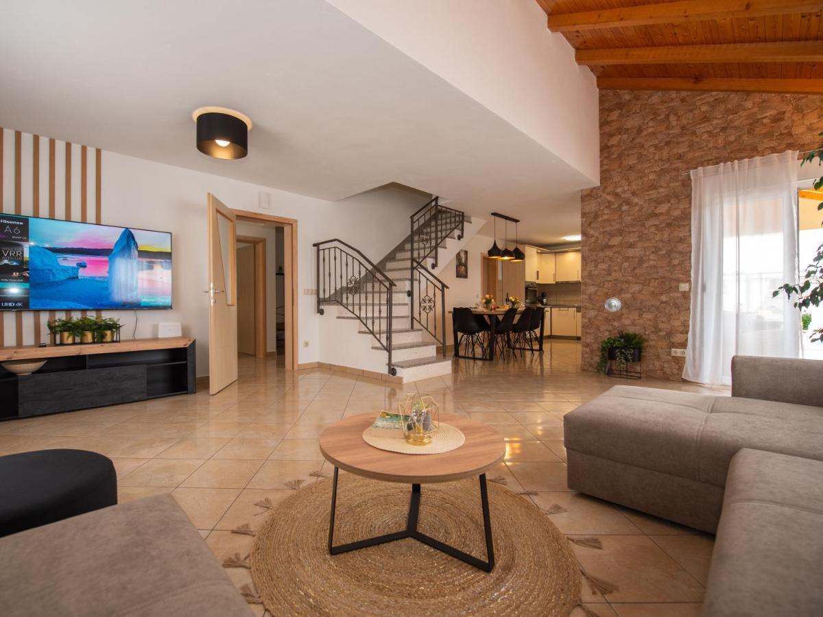 Beautiful Holiday Home "Villa Luka" Kaštel Štafilić Esterno foto