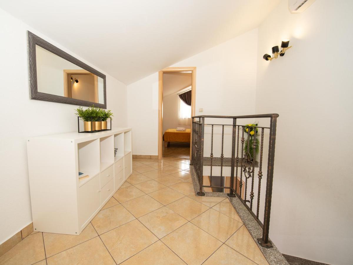 Beautiful Holiday Home "Villa Luka" Kaštel Štafilić Esterno foto