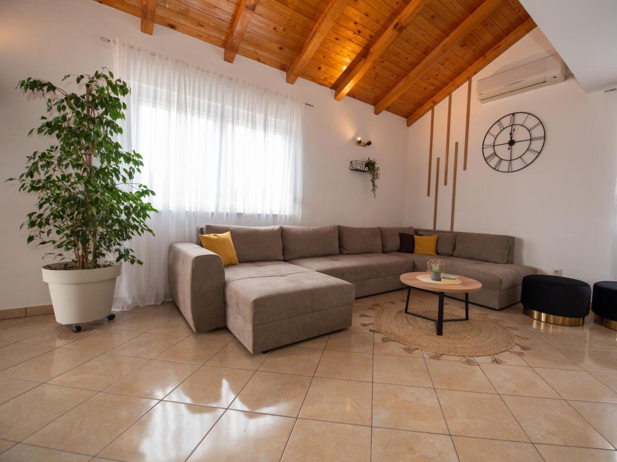 Beautiful Holiday Home "Villa Luka" Kaštel Štafilić Esterno foto