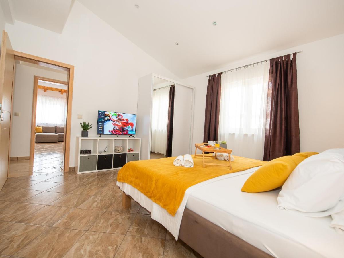 Beautiful Holiday Home "Villa Luka" Kaštel Štafilić Esterno foto