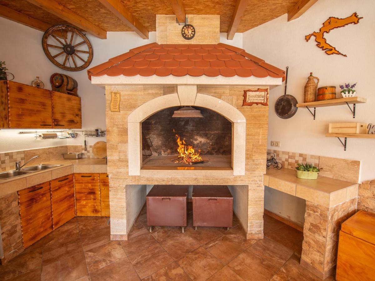Beautiful Holiday Home "Villa Luka" Kaštel Štafilić Esterno foto