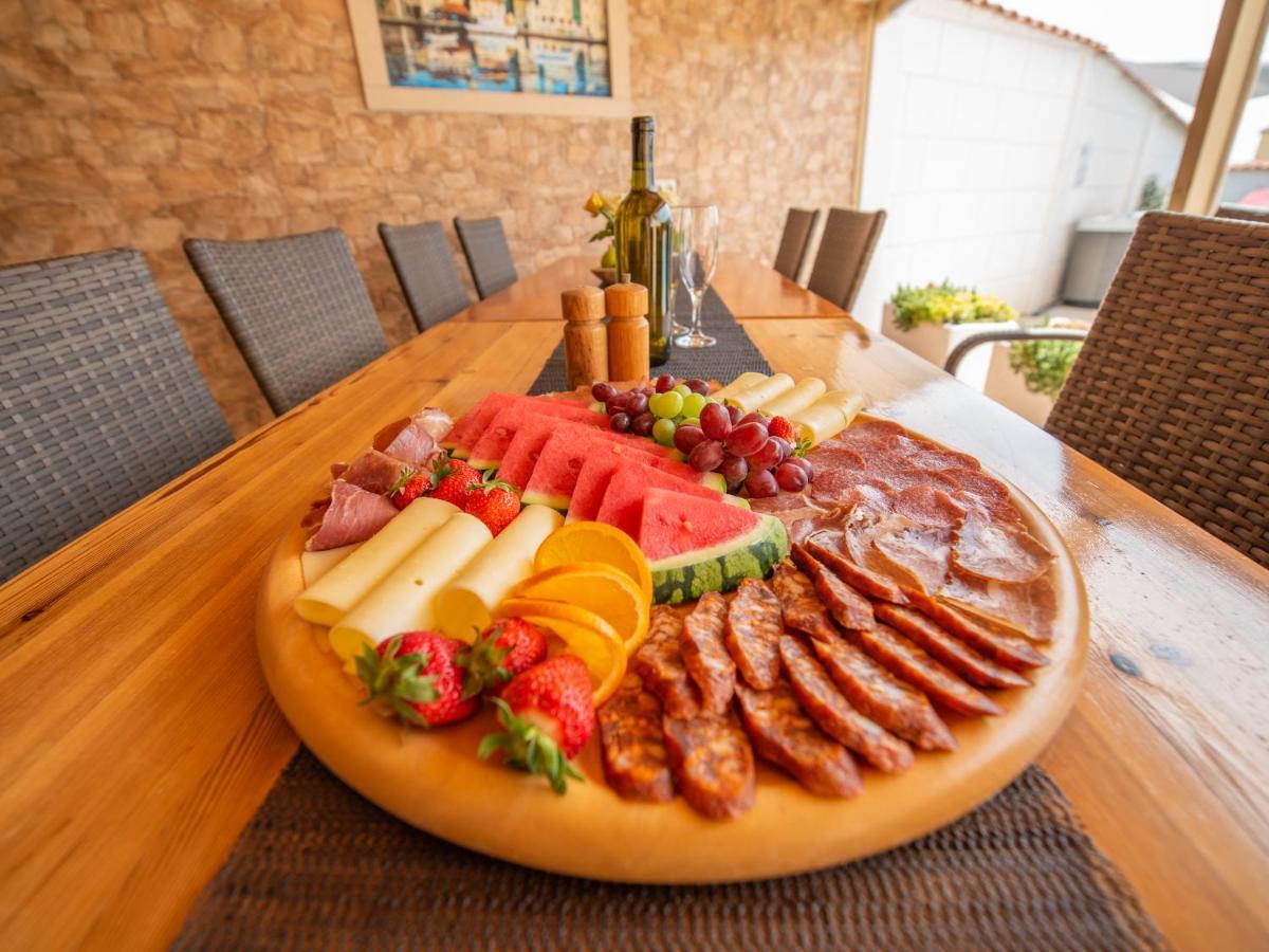 Beautiful Holiday Home "Villa Luka" Kaštel Štafilić Esterno foto