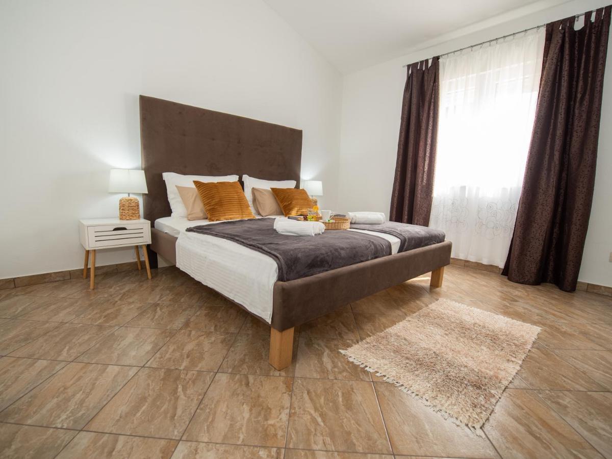 Beautiful Holiday Home "Villa Luka" Kaštel Štafilić Esterno foto