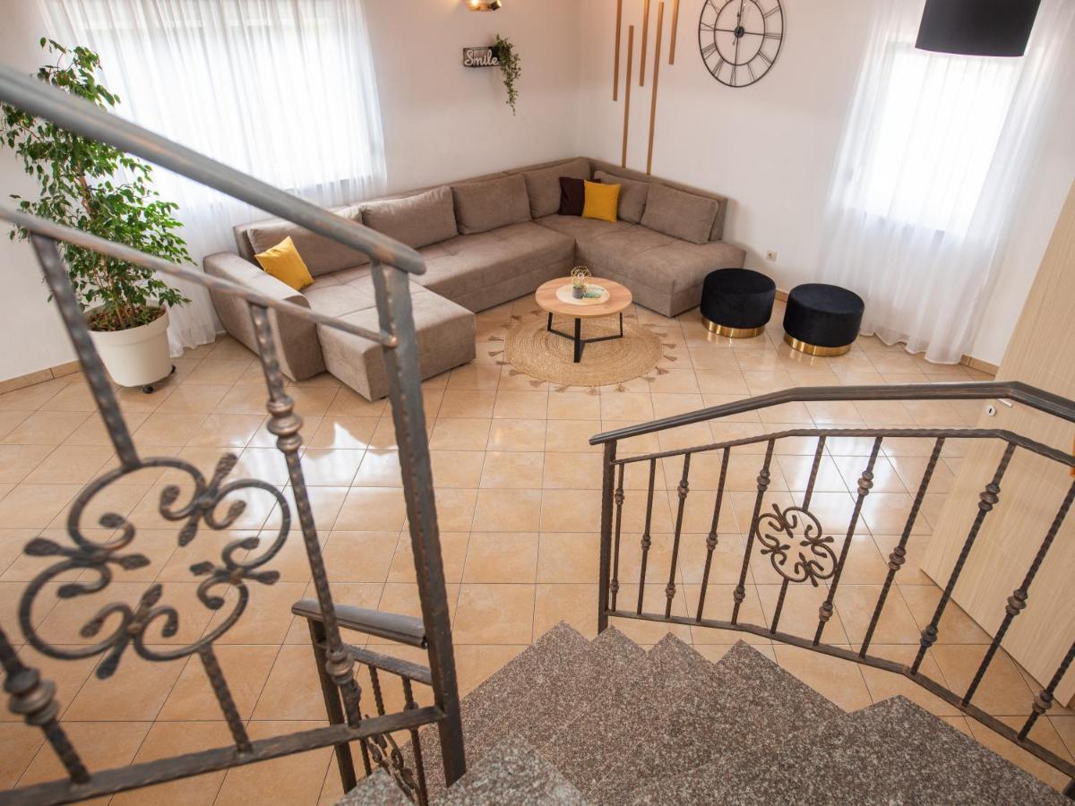 Beautiful Holiday Home "Villa Luka" Kaštel Štafilić Esterno foto
